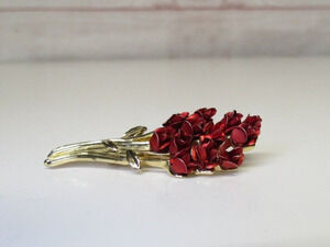 Signed DM 1997 Rose Bouquet Pin Brooch Gold Tone w/ Red Roses
